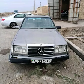 Mercedes-Benz 300E 1990