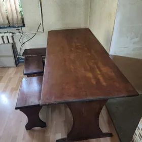 Стол и 5 табуреток