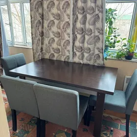 Стол и стулья