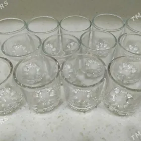 посуда:рюмки, бутылка, баллон