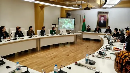 В Ашхабаде на творческой встрече обсудили вклад женщин в экологию и охрану природы