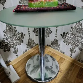 Стеклянный стол