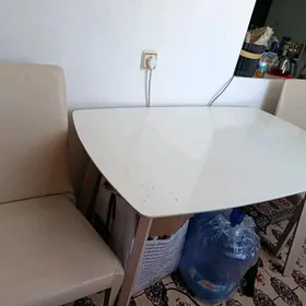 Обеденный стол с двумя стульям