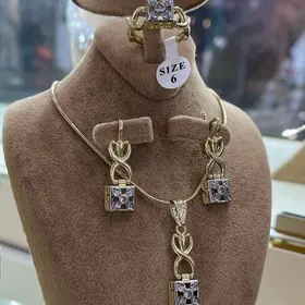 Dior komplekt gyzylyň kopyasy