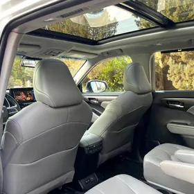 Toyota Highlander 2021