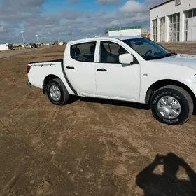 Mitsubishi L200 2012