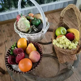 корзины с искусственными фрукт