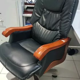 Офисное кресло и диван