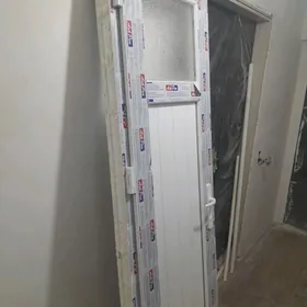 пластиковая дверь