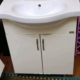 раковина с тумбой и зеркалом