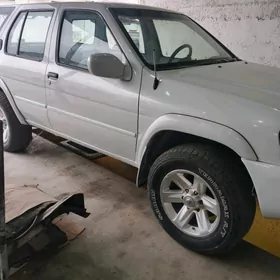 Nissan Pathfinder 2000