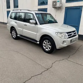 Mitsubishi Pajero 2012