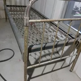 Железный кровать