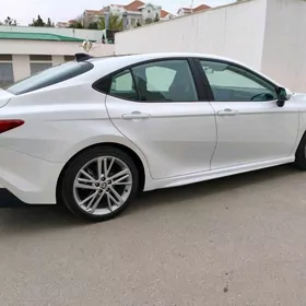 Toyota Camry Hybrid 2024