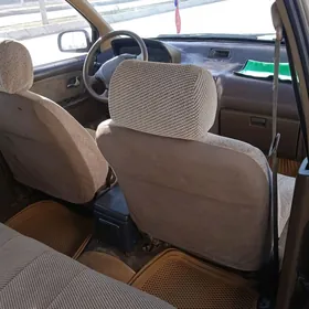 Mitsubishi Chariot 1992