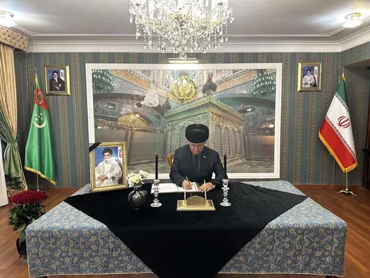 Глава МИД Туркменистана почтил память аятоллы Хаменеи