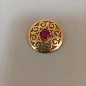 Kümüş buroşga gyzyl çaýylan