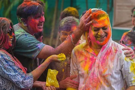 Hindistan Holi baýramyny belleýär: Reňk festiwaly millionlarça adamy özüne çekdi (Foto)