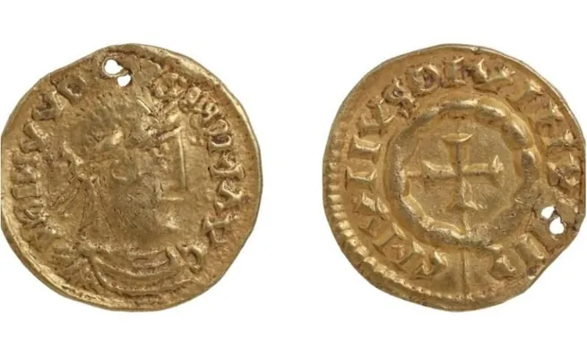 В Норфолке обнаружили редкий золотой кулон викингов