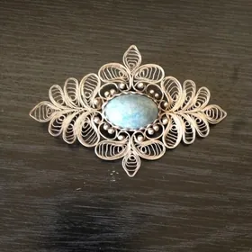 Брошь с натуральным камнем бирюза