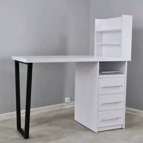 Маникюрный стол