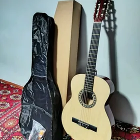 J1 Elektroklassik gitara