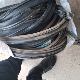 gapy rezinler kuzwada oturýany