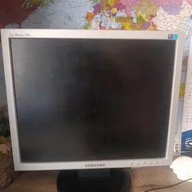 Monitor kompyuter