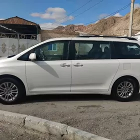 Toyota Sienna 2011