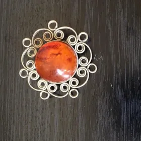 Брошь с янтарем