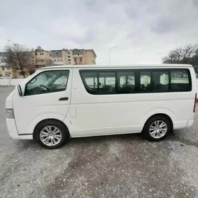 Toyota Hiace 2010