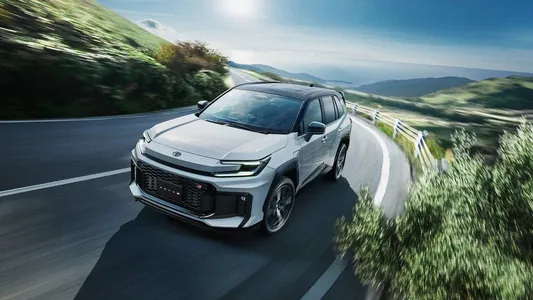 Täze Toyota RAV4 Plug-in Hybrid öňki neslinden has arzan we kuwwatly boldy
