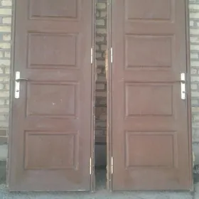 Gapy bir gapdala açylýan