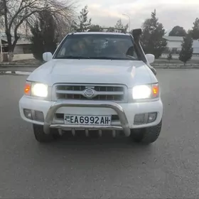 Nissan Pathfinder 2000