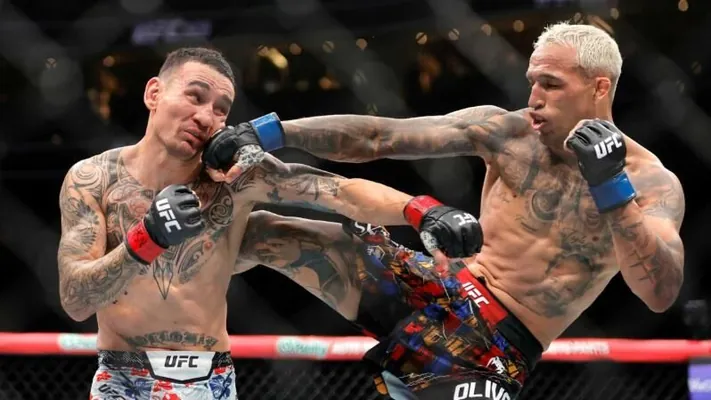 Оливейра взял реванш у Холлоуэя спустя 11 лет и стал обладателем пояса BMF