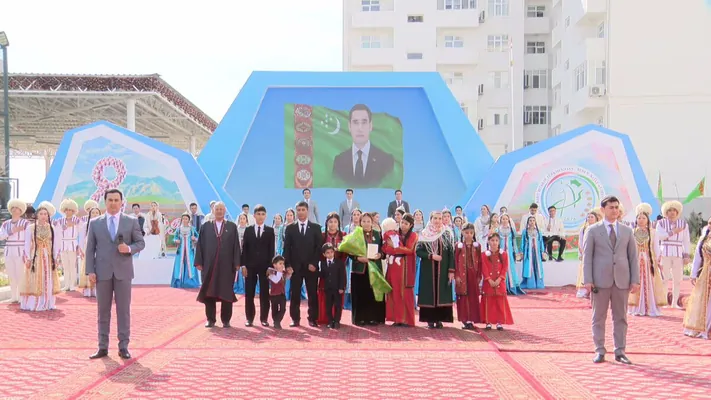 Aşgabatda we Arkadag şäherinde köp çagaly enelere ýaşaýyş jaýlarynyň açarlary gowşuryldy