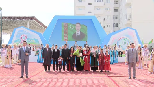 Многодетным матерям вручили ключи от новых квартир в Ашхабаде и Аркадаге