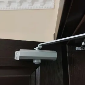 Дверной доводчик.