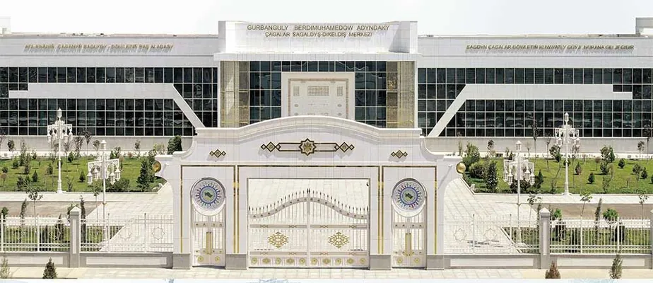 Arkadag şäherinde bejergi alýan gyzjagazlara baýramçylyk sowgatlary gowşuryldy