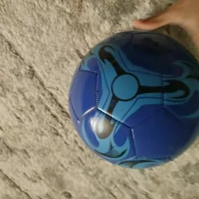 futbol topy gök reňkli