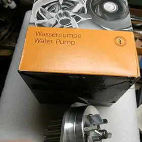 Помпа водяная Peugeot 405.