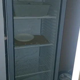 ugur witrina holodilnil