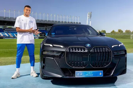 Mbappe sürüjilik şahadatnamasyny aldy we özüne BMW iX3 edindi
