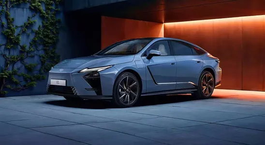 Совершенно новый Lexus ES в США продают по цене от $48,8 тыс.