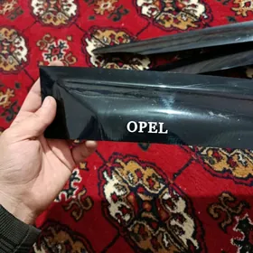 Opel Vectra kozerok vetrovik