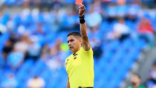 Судья футбольного матча в Бразилии показал за игру 23 красных карточек