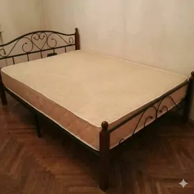 Кровать с матрасом