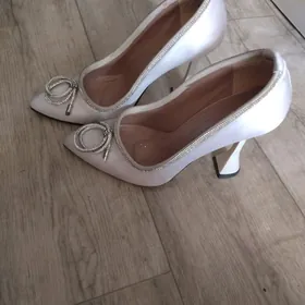 белый свадебны туфли
