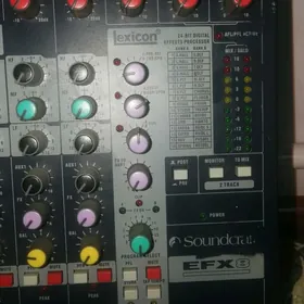 Soundcraft pult toy aparat