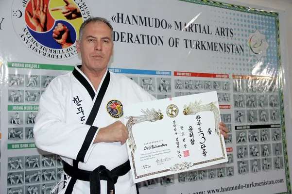 Türkmen tälimçisi Orif Buharakow hapkido boýunça IV dan gara guşagyň eýesi boldy